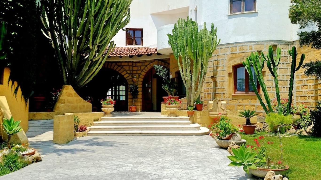 Hotel Akrabello